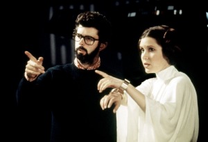 George Lucas (creador de Star Wars) dirigiendo a Carrie Fisher (Princesa Leia) en Guerra de las Galaxias 